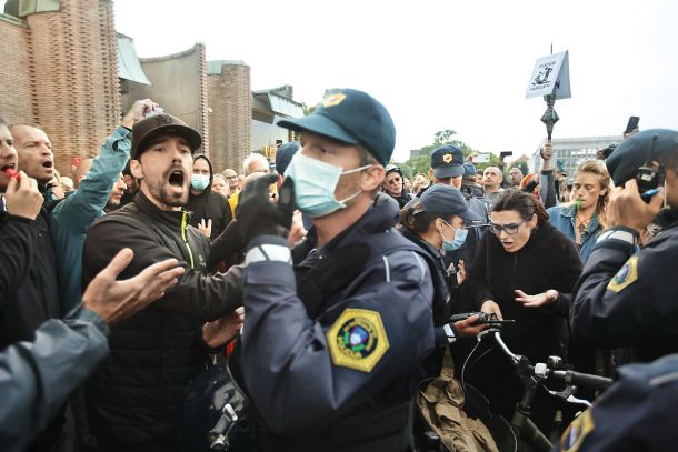 Na zadnjem protestu 5. junija je skupina policistov obkolila protestnico, ki je po tleh s kredo pisala gesla, in jo hotela kaznovati. Njih pa je obkolila množica protestnikov in zahtevala, da protestnico izpustijo. Policija se je, za zdaj, raje umaknila.