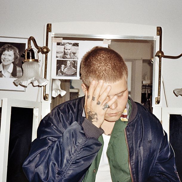 Yung Lean ni več zgolj meme, a v kontekstu »resnejše« glasbe so njegove okorne vokalne sposobnosti precej moteč element. 