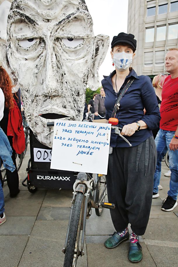 Sedanja oblast izvaja nasilje nad državljani (za zdaj v začetni fazi). Nasprotno pa so kolesarski protesti v Ljubljani mirni, izvirni, kulturni, duhoviti, ekološko osveščeni. 