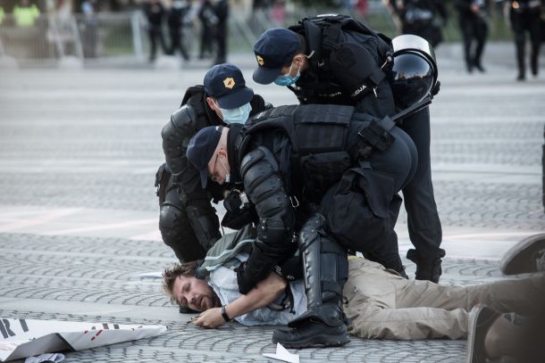 Jaša Jenull in policisti na petkovem protivladnem protestu