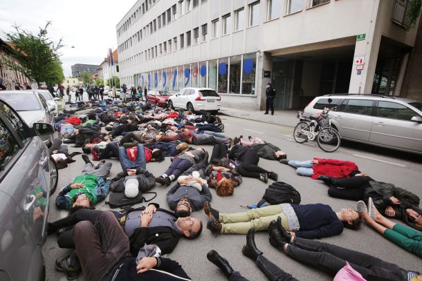 Protest v organizaciji Aktiva delavk in delavcev v kulturi – akcija za kulturo, na kateri so kulturniki opozorili na pomanjkljiv odziv ministrstva za kulturo v času epidemije novega koronavirusa, pred ministrstvom za kulturo, Ljubljana