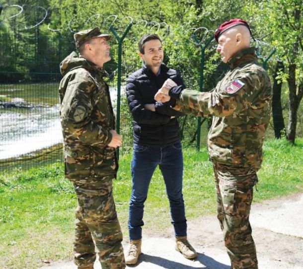 Minister za obrambo Matej Tonin in pripadnika Slovenske vojske
