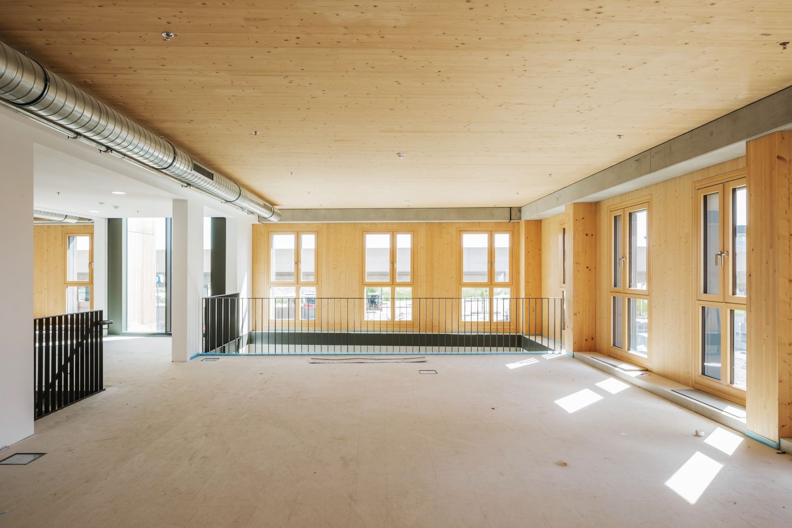 Zakonsko predpisane standarde glede protipožarne varnosti je pri lesenih konstrukcijah celo lažje zagotoviti kot pri jeklenih. 