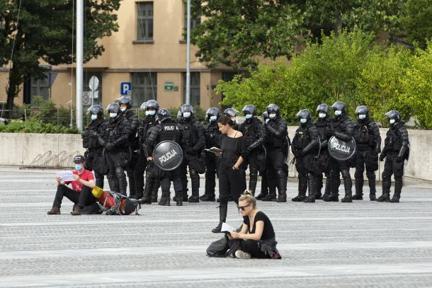 Petkov miroljubni protest na ograjenem Trgu republike, na katerem so protestnice in protestniki brali slovensko ustavo ... nato pa jih je policija fizično odstranila