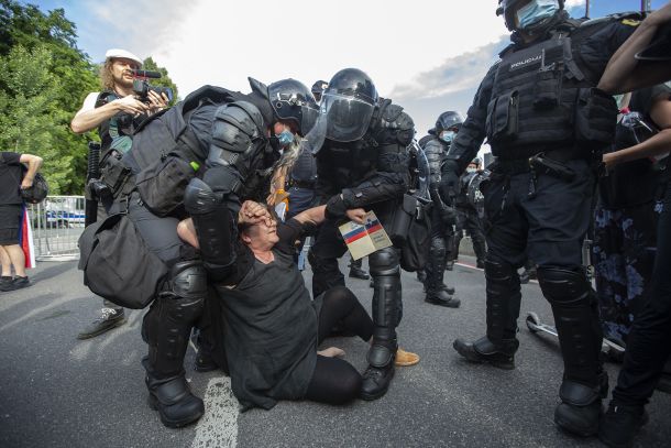 Fizično odstranjevanje protestnice, ki je na Trgu republike brala ustavo