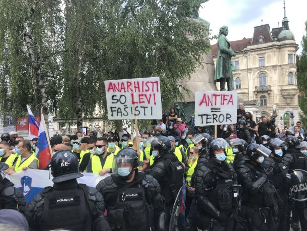 Provokatorji v rumenih jopičih obdani s posebno enoto policije