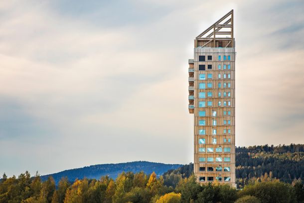 Norveški hotel Mjøstårnet v odmaknjenem norveškem turističnem kraju Brummundal, ki meri v višino 81 metrov in ima 18 nadstropij, je najvišja lesena zgradba na svetu.