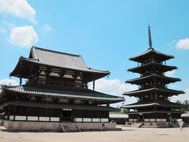 Najstarejše ohranjeno leseno poslopje – tempelj Horjudži v japonski Ikarugi – je bilo postavljeno v sedmem stoletju našega štetja. Petnadstropna lesena pagoda se dviga 32,45 metra nad osrednjo ploščadjo kompleksa. Kljub temu da je bila zgrajena pred 1300 leti, po višini še vedno presega povprečno leseno zgradbo, postavljeno danes.