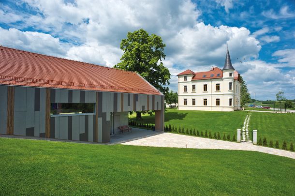 Vinska klet Marof v Mačkovcih v Prekmurju je nastala leta 2009, do danes se je lepo vrasla v prostor med vinogradi.