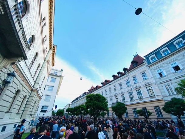 Protestniki pred vlado na Prešernovi v Ljubljani