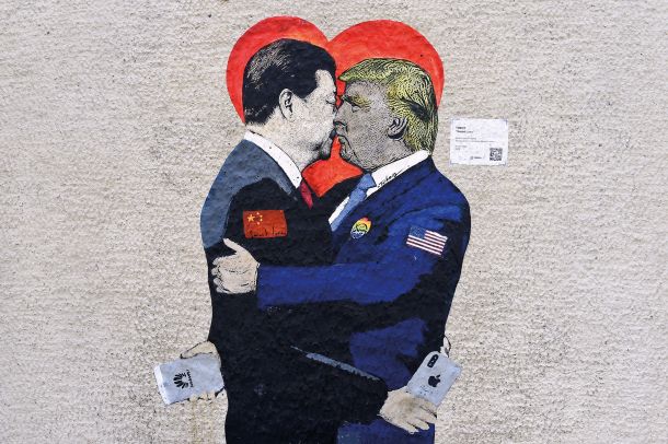 Mural, naslovljen kot »Pametna ljubezen« italijanskega uličnega umetnika TVBoya