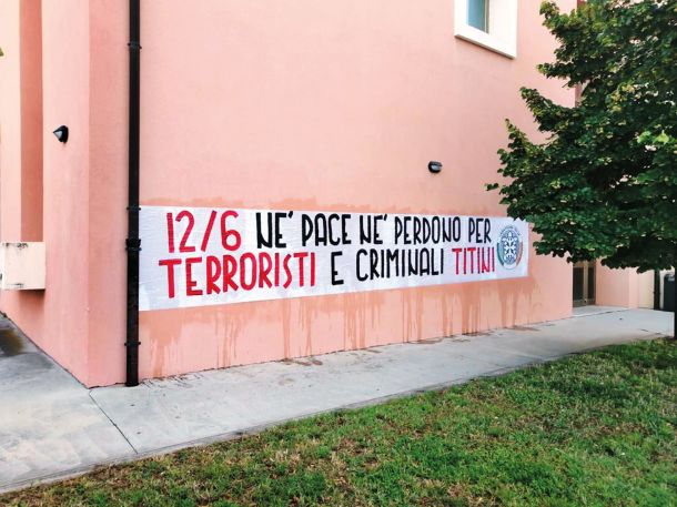 Transparent skrajno desnega gibanja CasaPound na pročelju slovenskega kulturnega doma