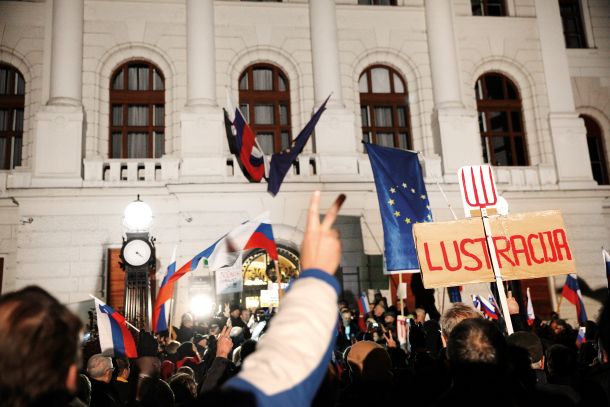 Množični shod pred vrhovnim sodiščem, na katerem so protestniki pozivali k lustraciji – političnemu obračunu s sodniki. Policija ni postavila ograje ali varnostnega koridorja, specialnih enot ni bilo. Dan, ko je bil iz zapora izpuščen Janez Janša. 12. december 2014, Ljubljana. 