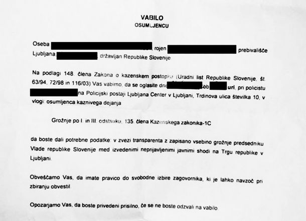 Policijsko vabilo osumljencu na zaslišanje zaradi transparenta z napisom Smrt janšizmu. V primeru neodziva sledi privedba s silo. Policija trenutno vodi postopek zoper osem oseb, njihovo identiteto pa je ugotovila ali neposredno na kraju ali pa preko video posnetkov.