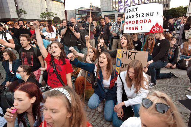 Protivladni protest in transparent, ki ti lahko prinese zaslišanje na policiji zaradi storitve domnevnega kaznivega dejanja grožnje s smrtjo predsedniku vlade. 12. junij 2020, Trg republike, Ljubljana.