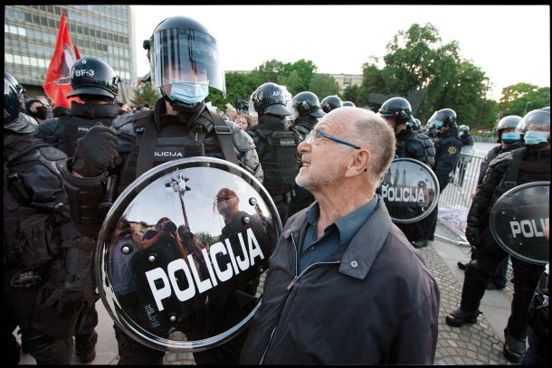 Rudi Rizman med policisti na protestu proti vladajoči politiki