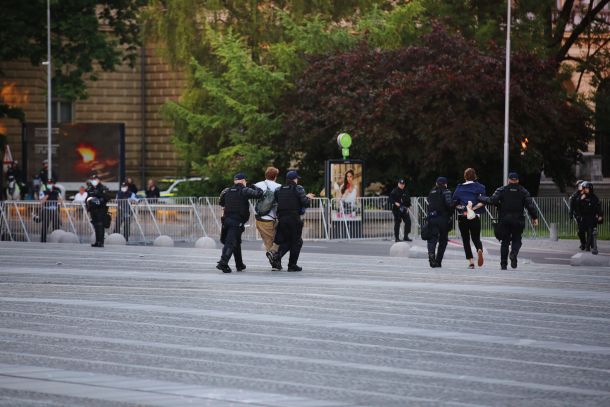 Policijski strokovni prijemi nad »nevarnima« protestnikoma, Jašo Jenullom in Jašo Mrevljetom Pollakom (zgoraj). In odstranitev s kraja »zločina« (spodaj). 12. junij 2020, Trg republike, Ljubljana.