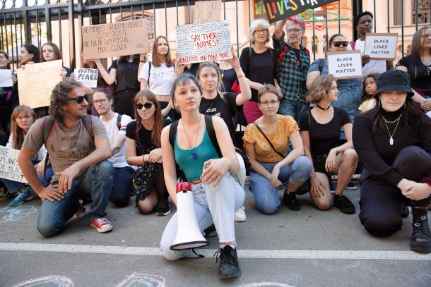 Proti rasizmu, proti nasilju policije in sistema - protest pred ameriškim veleposlaništvom v Ljubljani (v tem primeru so policisti protestnike in protestnice pustili vse do ograje) 