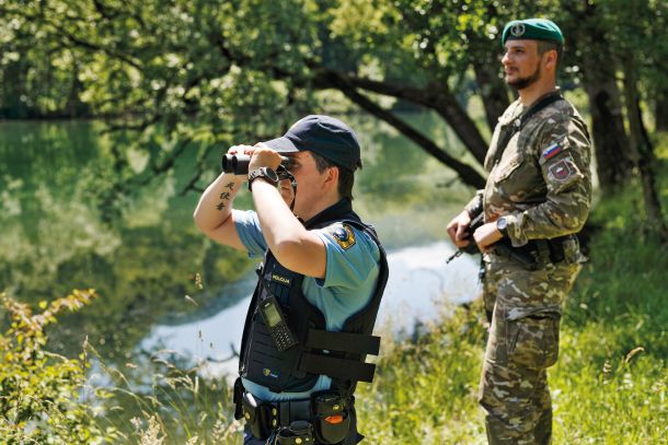 Slovenski vojaki so pri nadzorovanju meje podrejeni policistom, a velikokrat se zgodi, da so vojaki na terenu sami, saj pristojen policist poveljuje več patruljam. (na fotografiji patrulja ob Kolpi)