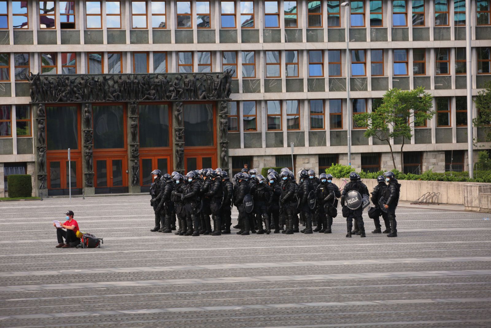 Branje ustave pred državnim zborom in prisotna policijska zaščita. Zaščita pred branjem ustave.