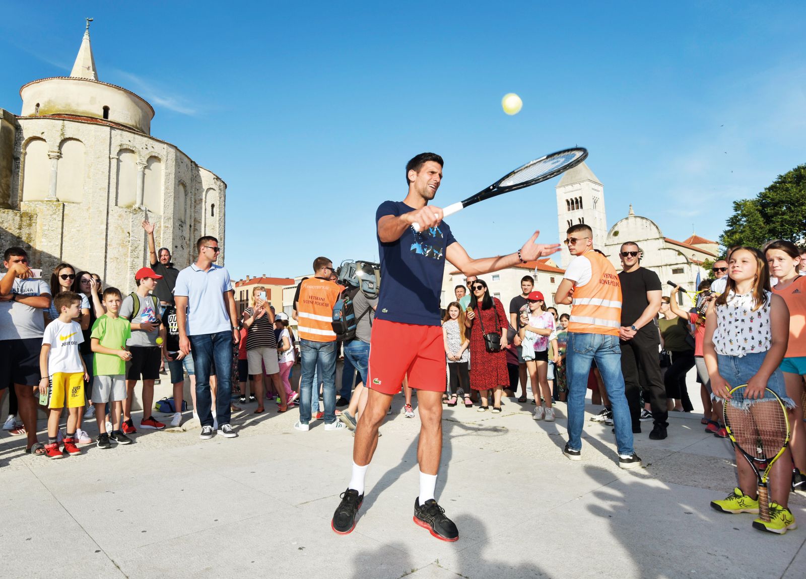 Novak Đoković v Zadru, nekaj dni preden je izvedel, da je okužen s koronavirusom. Teniški turnir je zaradi neupoštevanja higienskih protokolov in malomarnosti postal eno izmed žarišč bolezni, Đoković pa se je tudi opravičil.