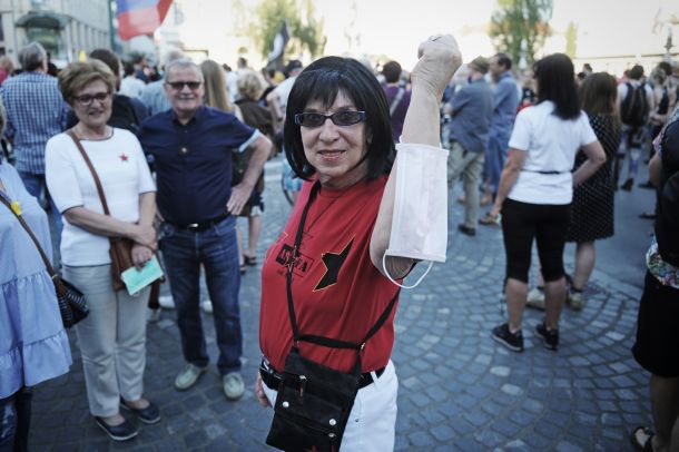 Pesnica Svetlana Makarovič na petkovih protivladnih protestih
