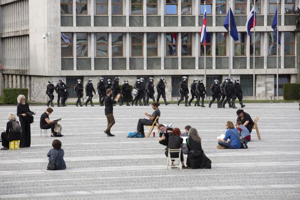 Kako bodo novi vladni ukrepi o omejitvi zbiranja vplivali na petkove proteste?