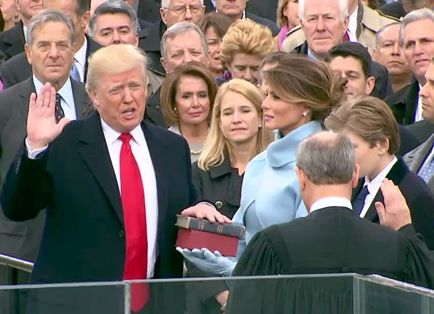 Donald Trump ob soprogi Melaniji prisega kot ameriški predsednik 