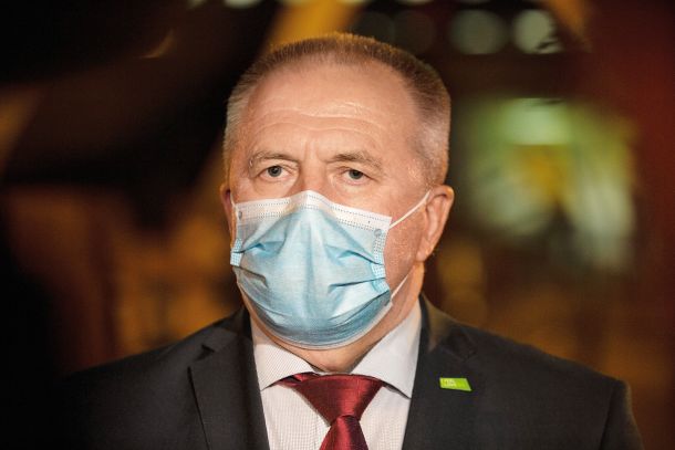Gospodarski minister Zdravko Počivalšek je bil objektivno odgovoren za ves kaos, ki je nastal pri nakupih zaščitne medicinske opreme.