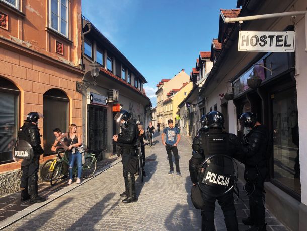Policisti – oklepniki v vseh mladih kolesarjih vidijo morebitne bodoče storilce kaznivih dejanj, zato jih na dan protesta legitimirajo in popisujejo. Prejšnji petek na Trubarjevi v Ljubljani.
