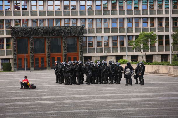 Branje ustave pred državnim zborom in prisotna policijska zaščita. Zaščita pred branjem ustave. 