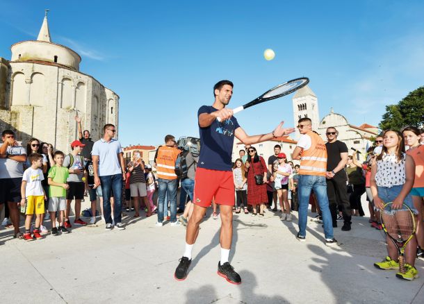 Novak Đoković v Zadru, nekaj dni preden je izvedel, da je okužen s koronavirusom. Teniški turnir je zaradi neupoštevanja higienskih protokolov in malomarnosti postal eno izmed žarišč bolezni, Đoković pa se je tudi opravičil.