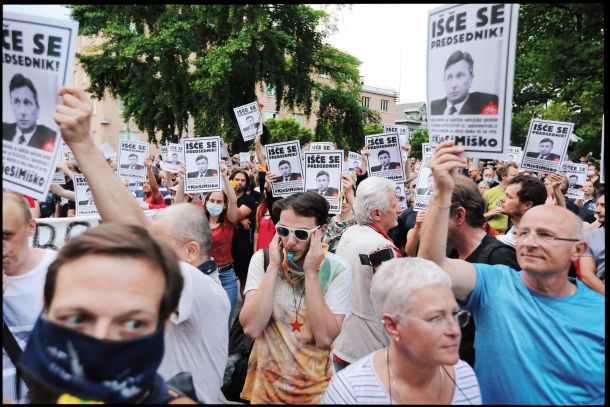 Medtem, ko se je predsednik republike Borut Pahor pripravljal na slavnostni govor na proslavi ob dnevu državnosti, so ga protestniki iskali pred njegovim uradom.