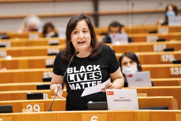 Za razliko od Tomčeve in Zvera je Garcia Perez, španska evropska poslanka jasna. V evropskem parlamentu se je vprašala: »Zakaj policijsko nasilje zaduši črnce bolj kot belce? Zakaj zdravstvena in socialno-ekonomska kriza, ki je posledica virusa, črnce bolj zadušita kot belce? Zakaj podnebne spremembe zadušijo črnce bolj kot belce?« Odgovor je sistemski rasizem. 
