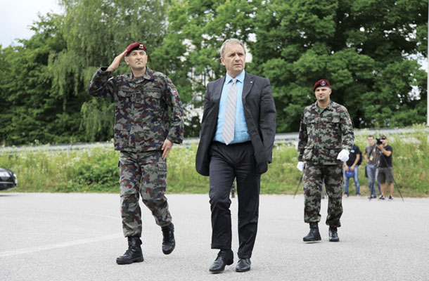 Aleš Hojs, zdaj že notranji minister v odstopa, na fotografiji pa še v času, ko je bil obrambni minister