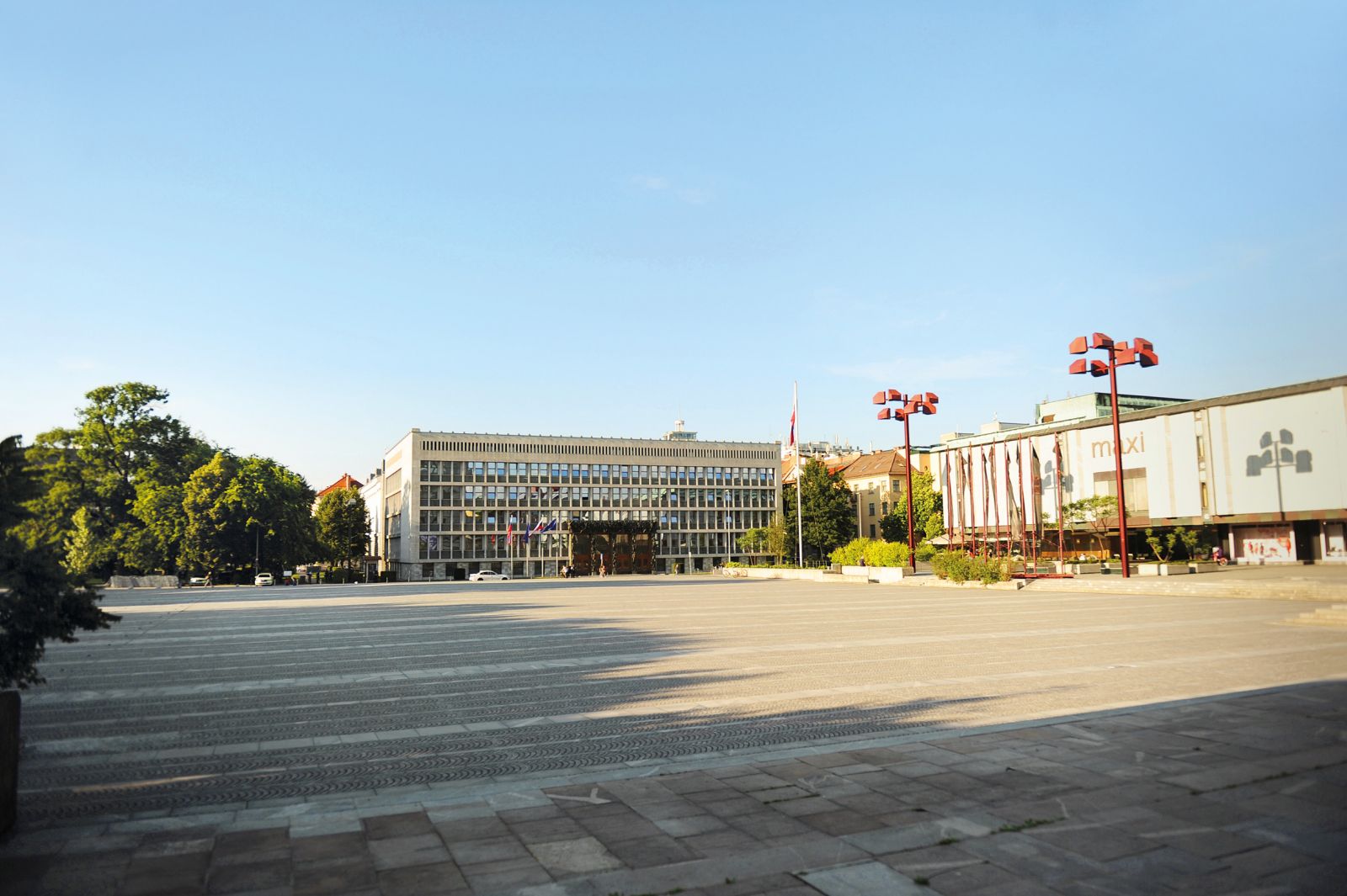 Ljubljana, 26. junij 2020, Trg republike v istem času