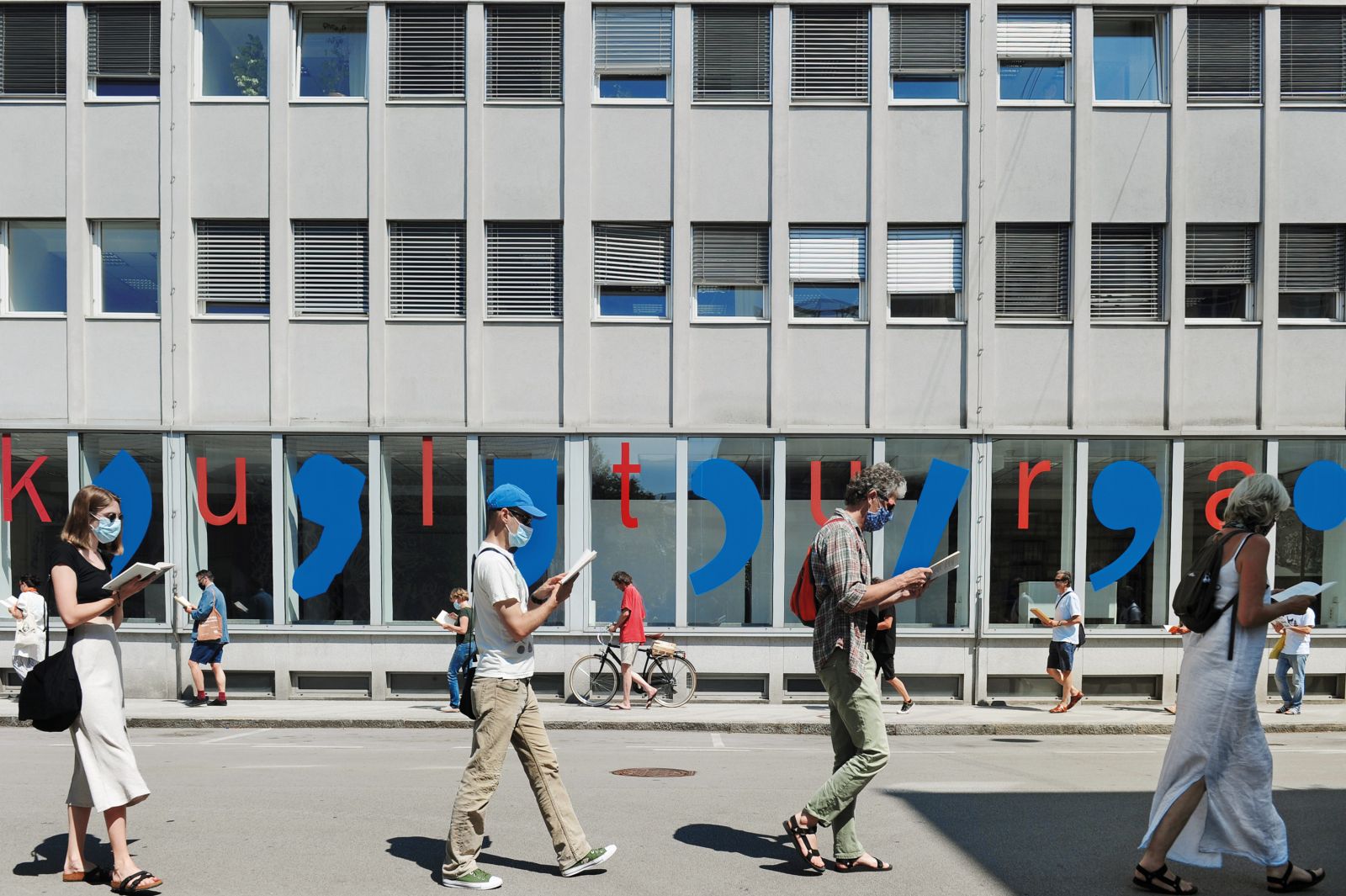 Utrjevanje snovi. Protest kulturnikov pred ministrstvom za kulturo z glasnim branjem knjig, 30. junij 2020, Ljubljana | Uroš Abram