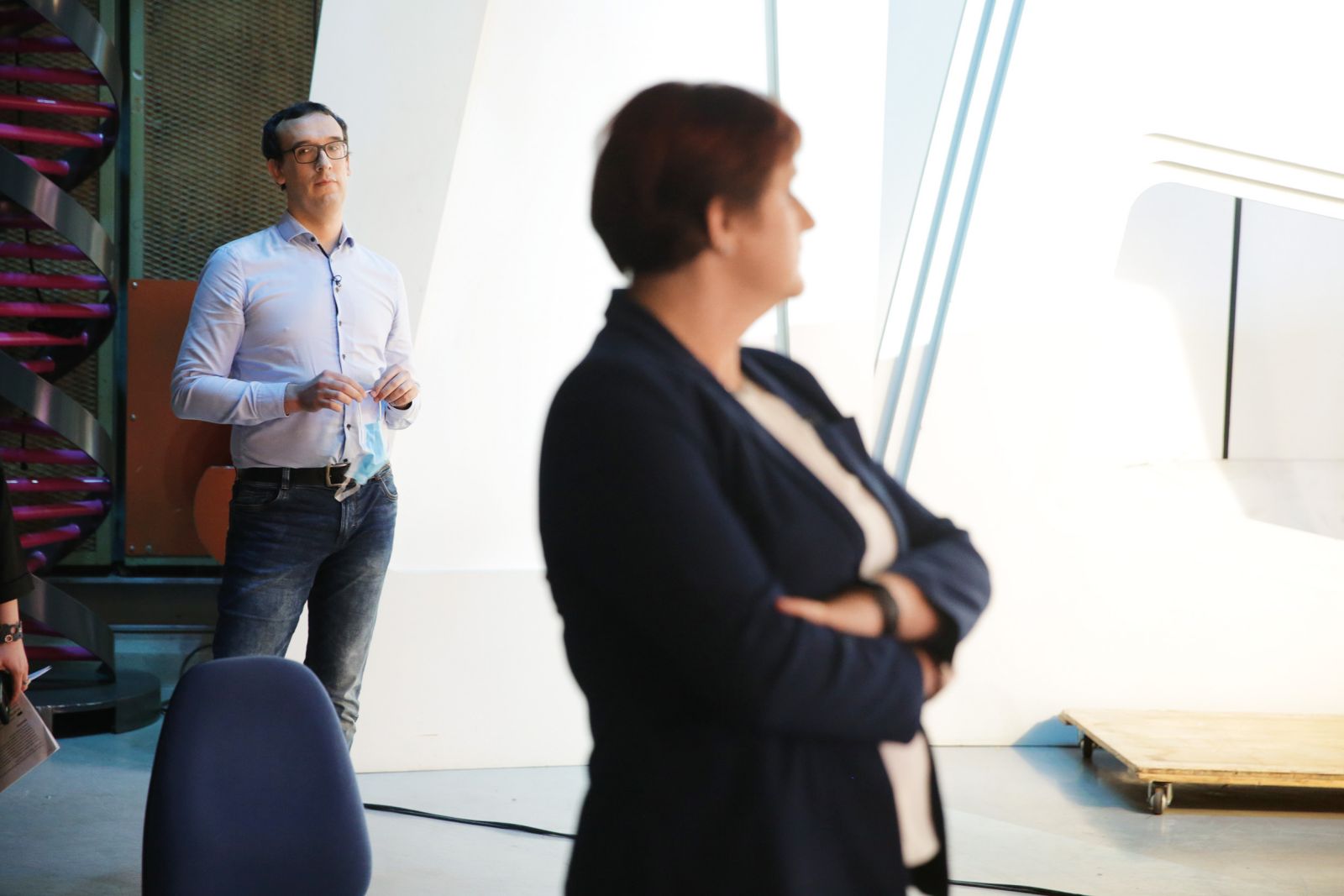 Brez pogumnega žvižgača Ivana Galeta ne bi nikoli izvedeli za ozadje poslov pri nabavi zaščitne opreme (v studiu Tarče na RTV SLO, pred njim Jelka Godec, vodilna operativka predsednika vlade)