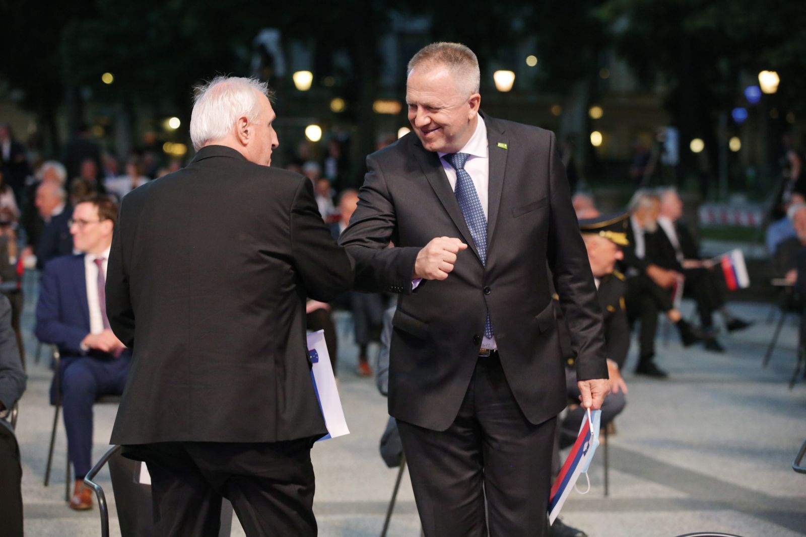 Mogoče pa mu bo pomagalo: minister Zdravko Počivalšek in nadškof Stanislav Zore
