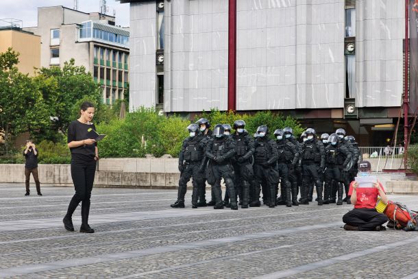 Nagrajenka Prešernovega sklada Simona Semenič med branjem slovenske ustave na Trgu republike 