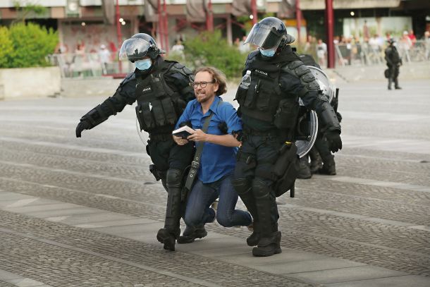 Policijsko spremstvo za profesorja Aleša Črniča, ker si je na Trgu republike dovolil brati ustavo 