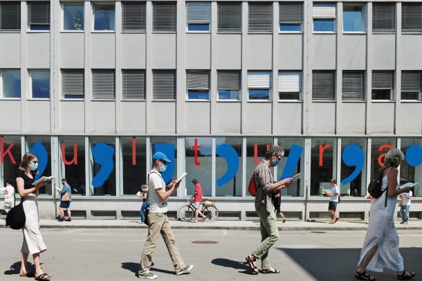 Utrjevanje snovi. Protest kulturnikov pred ministrstvom za kulturo z glasnim branjem knjig, 30. junij 2020, Ljubljana