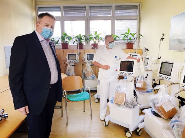 Minister Počivalšek ponosno ob preplačanih ventilatorjih Siriusmed v Bolnišnici Celje. Je ventilatorje država sprva nameravala kupiti za 1,8 milijona evrov neposredno pri dobavitelju, a je nato raje plačala štirikrat več za nakup prek posrednika