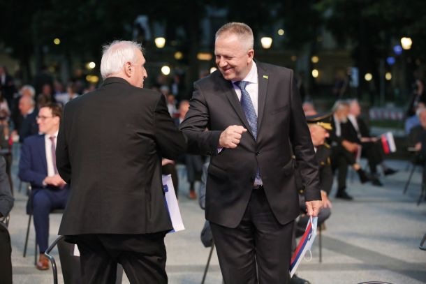 Mogoče pa mu bo pomagalo: minister Zdravko Počivalšek in nadškof Stanislav Zore 