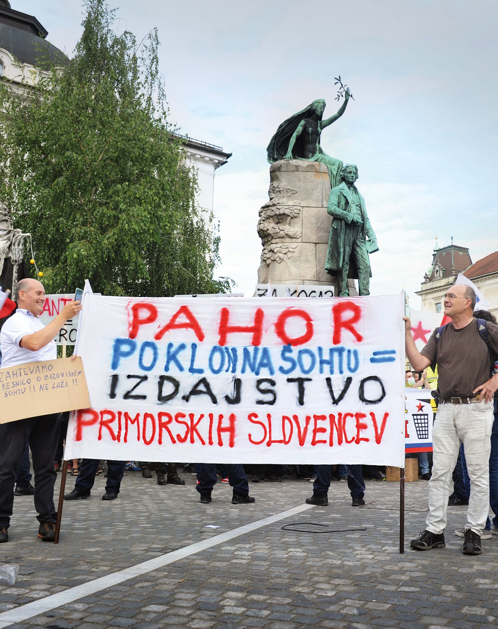 Protest primorskih Slovencev zaradi dejanja predsednika Slovenije Boruta Pahorja – ta se namerava pokloniti italijanskim žrtvam povojnega nasilja na kraju, ki je že dolgo prostor namernih političnih zlorab in manipulacij.