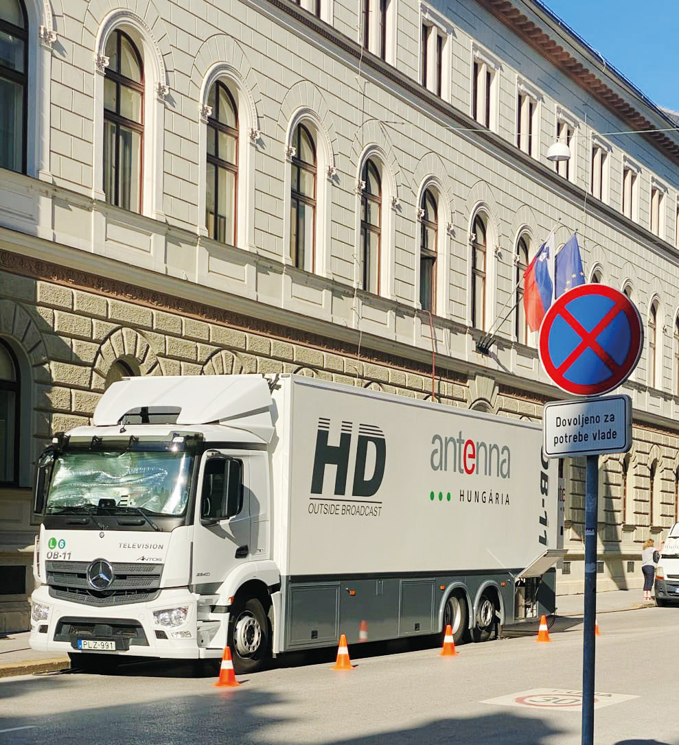 Premier Janša je v sredo sodeloval na online konferenci, ponesrečeno poimenovani »Europe Uncensored«, na kateri je v družbi srbskega predsednika Aleksandra Vučića, filozofa François-Xavierja Bellamyja in soborca Orbána razglabljal o prihodnosti Evrope. Prenos iz vladne palače na Gregorčičevi ulici v Ljubljani je izvedel madžarski operater Antenna Hungária Group – zmogljivosti reportažnih kombijev RTV Slovenija za vlado očitno niso zadostovale.