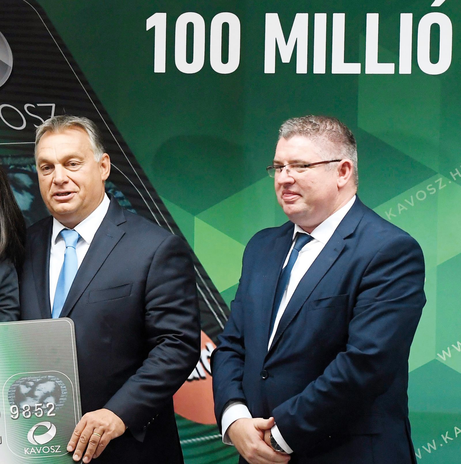 Te dni je novi lastnik Planet TV postal madžarski oligarh József Vida iz kroga Janševega dobrega prijatelja Viktorja Orbána. Namesto da bi Telekom oziroma slovenska država s poslom zaslužila, bo z vrsto dogovorjenih ugodnosti v bistvu Vidi zagotovila denar za kupnino. Madžari naj bi nato Planet združili z Novo24 in oblikovali Janši naklonjeno komercialno televizijo, ki želi postati najmočnejša v državi.