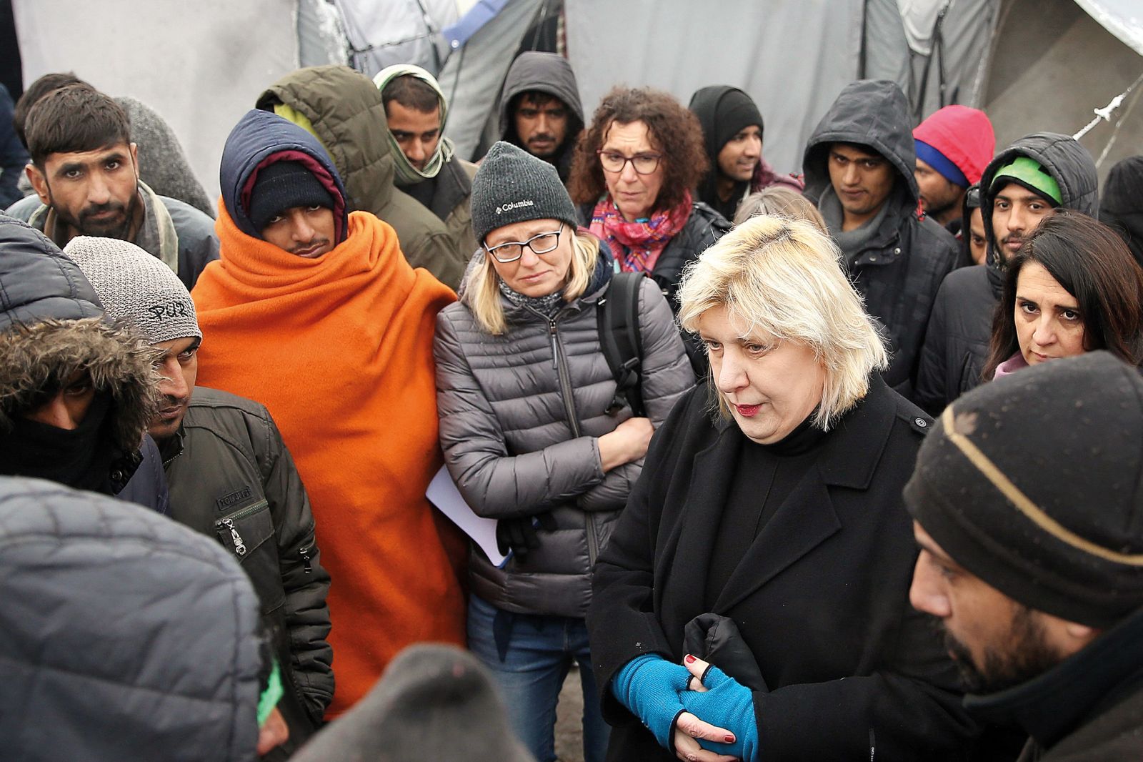 Komisarka za človekove pravice Sveta Evrope Dunja Mijatović na obisku v begunskem taborišču vučjak v BiH 3. decembra 2019. Mijatovićeva je oblasti pozvala k zaprtju taborišča in premestitvi beguncev v bolj humane namestitve, kar se je par dni kasneje tudi zgodilo.