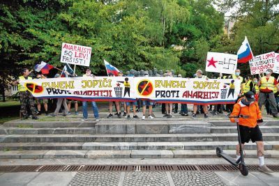 Rumeni jopiči so se v podporo vladi Janeza Janše zbrali pred spomenikom Edvardu Kardelju