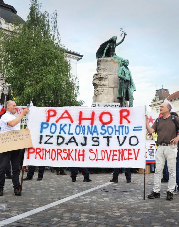 Protest primorskih Slovencev zaradi dejanja predsednika Slovenije Boruta Pahorja – ta se namerava pokloniti italijanskim žrtvam povojnega nasilja na kraju, ki je že dolgo prostor namernih političnih zlorab in manipulacij.